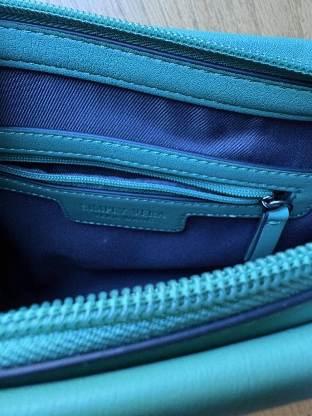 Simply Vera Vera Wang Sintra Crossbody Bag - Picture 2 of 2